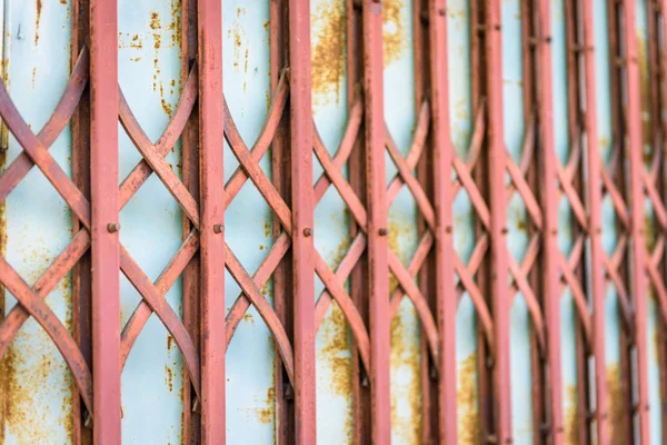 Vouwen Oude Rode Metalen Deur Poort — Stockfoto