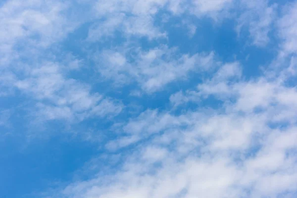 青い空に対する美しいサーカスの雲 — ストック写真