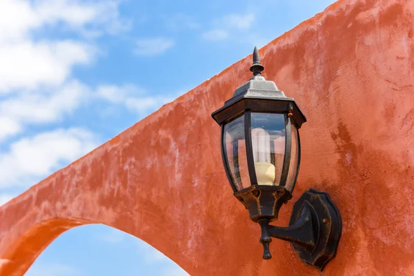 青い空を背景の壁ランプ — ストック写真