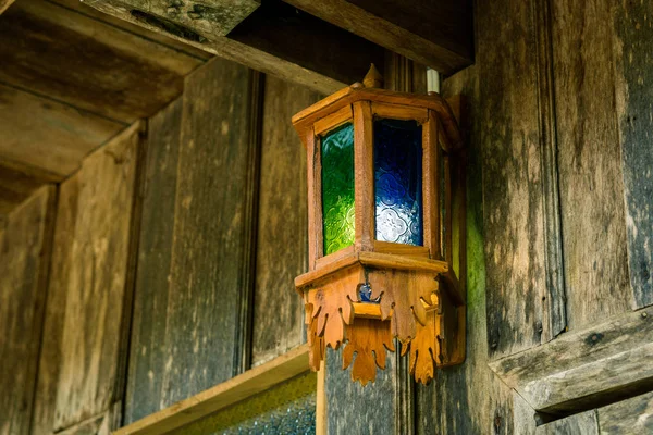 Lâmpada vintage na parede de madeira — Fotografia de Stock