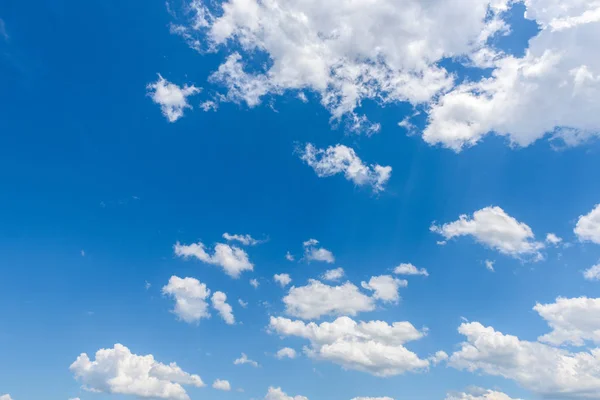 青い空に対する美しいサーカスの雲 — ストック写真