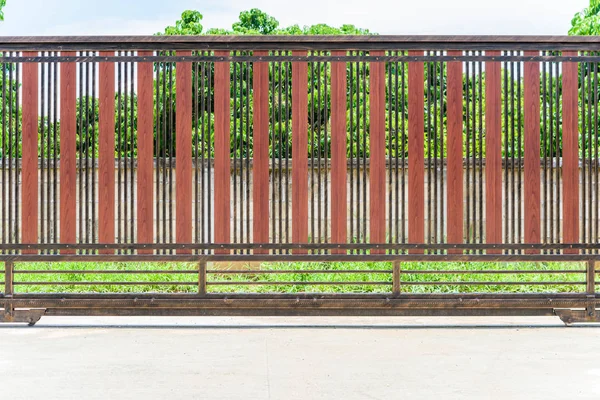 Recinzione Legno Metallo Della Casa Residenziale — Foto Stock