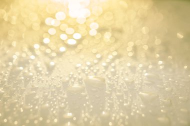 pencere camına yağmur veya su damlaları