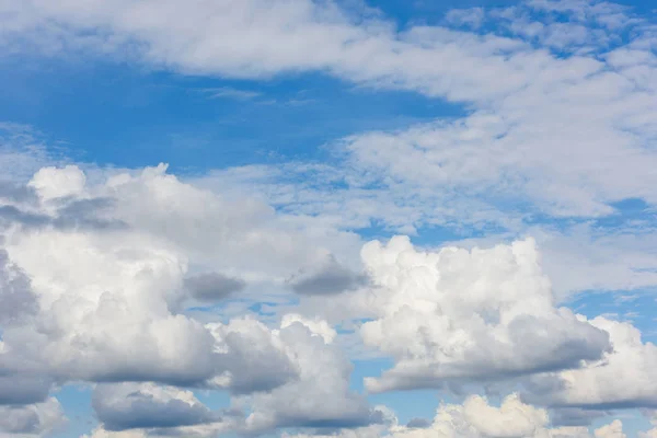 青い空に対する美しいサーカスの雲 — ストック写真