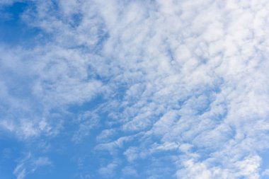 Güzel sirrus bulutları mavi gökyüzüne karşı