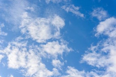 Güzel sirrus bulutları mavi gökyüzüne karşı