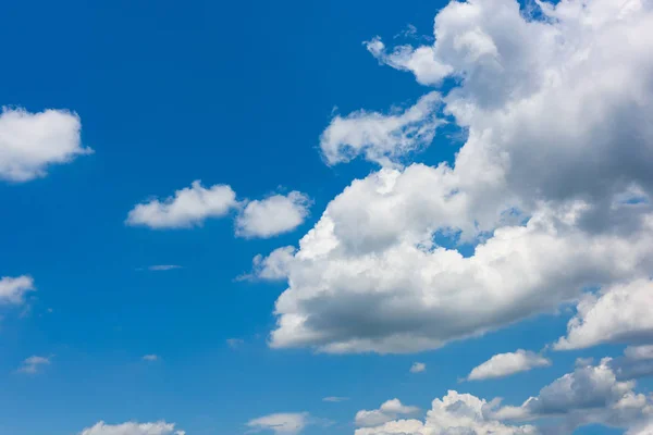 青い空に対する美しいサーカスの雲 — ストック写真