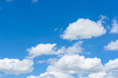 Güzel sirrus bulutları mavi gökyüzüne karşı