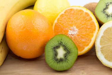 natürmort kivi, portakal, limon ve muz