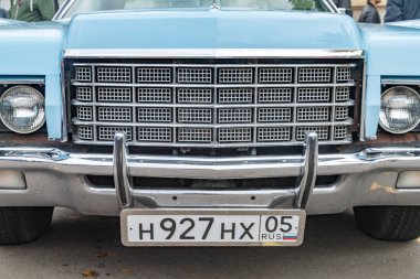 Burun retro araba Ford. Kapat.