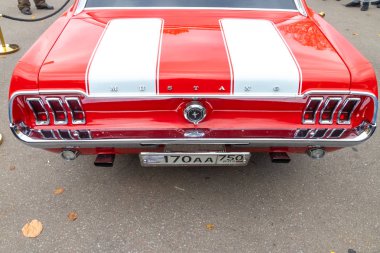 Moskova-19 Ekim 2019: Ford Mustang Gorky Park 'taki eski araba sergisinde