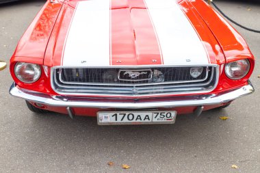 Moskova-19 Ekim 2019: Ford Mustang Gorky Park 'taki eski araba sergisinde