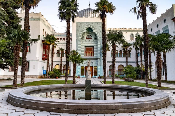 Yalta 'daki Dulber Sarayı. Çeşmeli ve palmiyeli ana cephe.