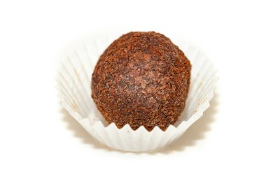 Beyaz bir arka planda el yapımı Noel şekeri. Kapat. Çikolata cazibesi.