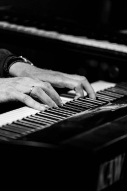 Melodiyi çalmak için ellerin bir sentezleyicinin üzerinde. Siyah beyaz fotoğraf..