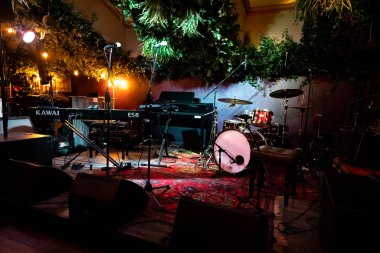 Moskova / Rusya-19 Aralık 2019: Sergey Filatov ve gitarist Mikhail olenchenko 'nun Alexey Kozlov Club Moscow' da verdiği konser, 9 / 2 Maroseyka Caddesi..