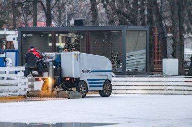 Moskova. Aralık 2019 Gorky Park 'taki pist doluyor. Buz yapmak için makine.