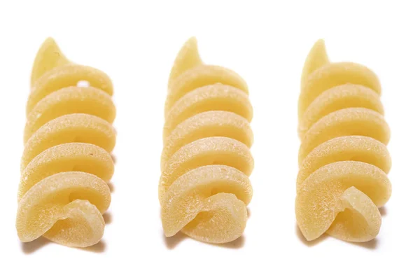 Итальянское Сырье Pasta Fusilli Три Части Выложены Ряд Закрыть Вверх — стоковое фото