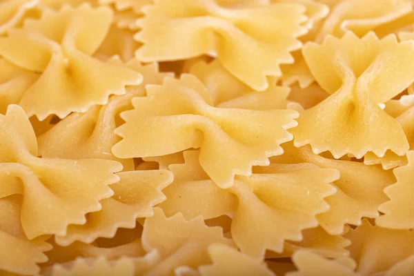 Sarı çiğ Farfalle çok miktarda döküldü. Geçmişi. Kapat..