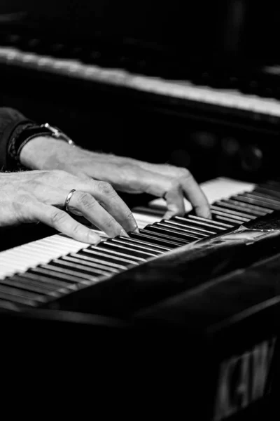 Hands Keys Synthesizer Play Melody Black White Photo — Stock Photo, Image
