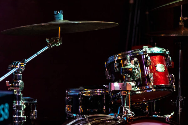 Барабанная установка в тусклом свете
.