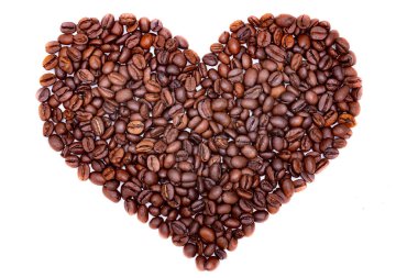 Kavrulmuş kahve çekirdekleri beyaz arka planda kalp şeklinde serilmiş. Kahveyi severim..