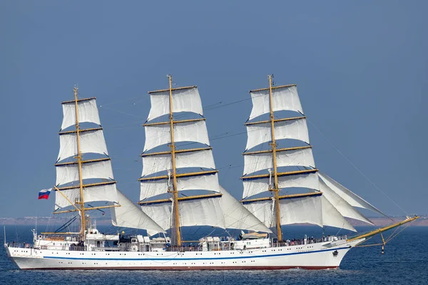 Sivastopol, Kırım / Rusya-Kasım 2019. Güneşli bir günde Karadeniz 'de üç direkli beyaz yelkenli fırkateyni Chersonesus' u eğitiyorum.