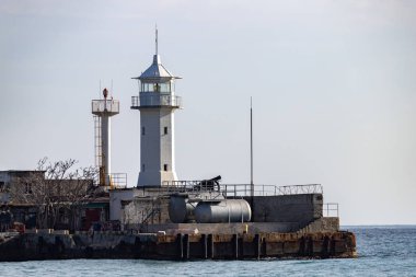 Yalta 'daki iskelede deniz feneri. Kırım.