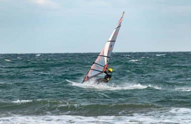 Koktebel, Kırım / Rusya-Kasım 2019. Koktebel kasabası yakınlarındaki vahşi bir sahilde rüzgar sörfü eğitimi..