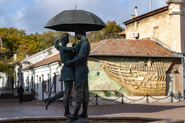Feodosia, Kırım / Rusya-Kasım 2019. Şemsiyenin altında aşık bir fıskiye çifti. Sevgilim..
