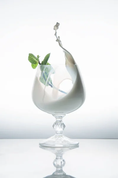 Bir bardak süt ve nane.