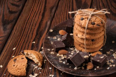 yulaflı kurabiyeler çikolatalı fındıklı kahverengi ahşap arka plan