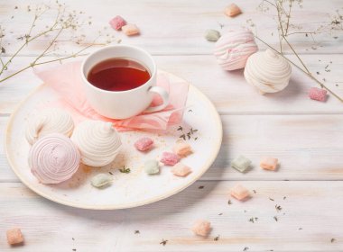 tatlı marshmallow karamel tatlılar çay ahşap arka plan