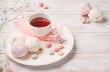 tatlı marshmallow karamel tatlılar çay ahşap arka plan