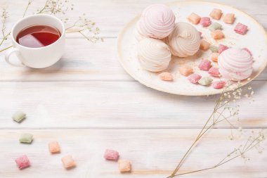 tatlı marshmallow karamel tatlılar çay ahşap arka plan