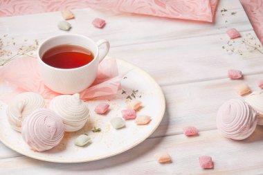 tatlı marshmallow karamel tatlılar çay ahşap arka plan