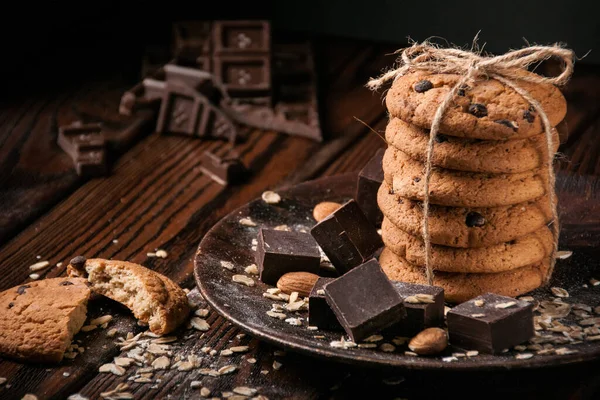 yulaflı kurabiyeler çikolatalı fındıklı kahverengi ahşap arka plan