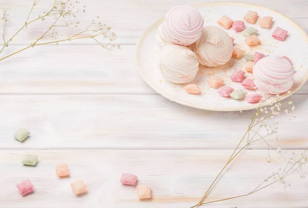 tatlı marshmallow karamel tatlılar çay ahşap arka plan