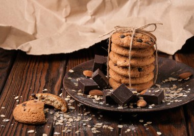 yulaflı kurabiyeler çikolatalı fındıklı kahverengi ahşap arka plan