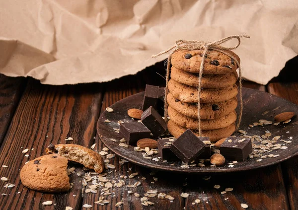 yulaflı kurabiyeler çikolatalı fındıklı kahverengi ahşap arka plan