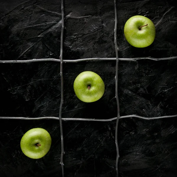 Üç yeşil elma satranç sahası Tic Tac ayak parmağı siyah arkaplan