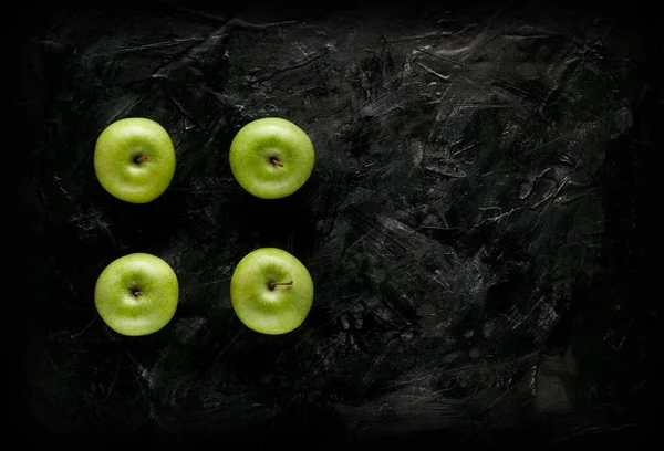 dört yeşil elma kare siyah arkaplan