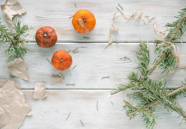 Eski Noel tatili Yeni yıl mandalinaları köknar ağacı beyaz ahşap arka plan