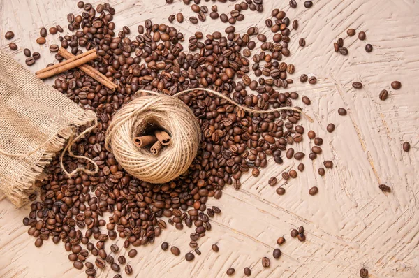 Kahve çekirdekleri tarçın sicim ip çuval bezi arka plan