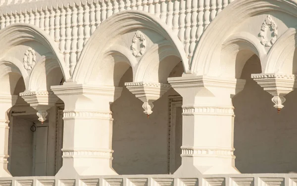 Kilisenin bina kemerleri ve sütunlarının mimari dekorasyonu