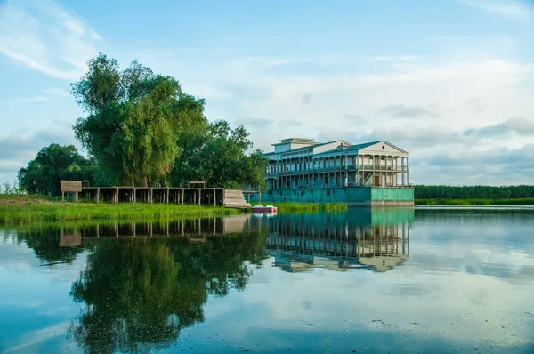 Günbatımında ayna nehrinde eski bir iskele.