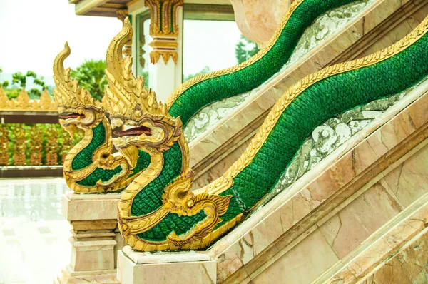 İki yılan ejderha merdivenlerden iniyor.