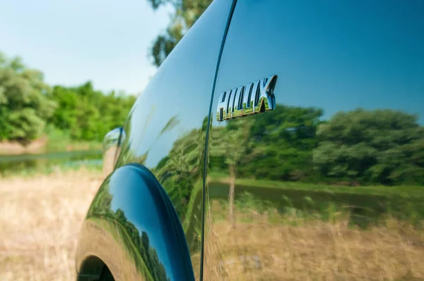 Astrakhan, Rusya-Temmuz 2015: Toyota hilux manzara yansıması