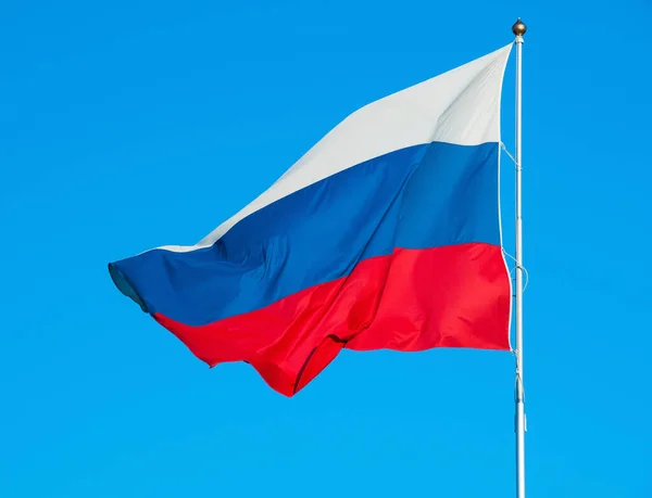 Rus bayrağı gökyüzünde dalgalanıyor.