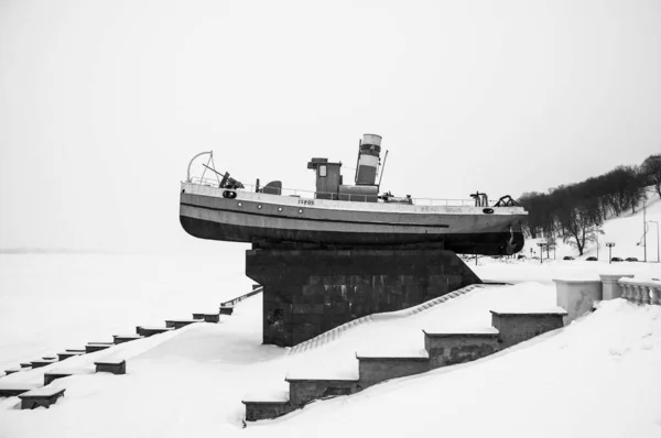 Nizhny Novgorod, Rusya: Volga nehir setindeki heykel gemisi